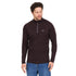 Mann trägt dunkelbraunes Langarmshirt mit Zip aus 100% Merinowolle.