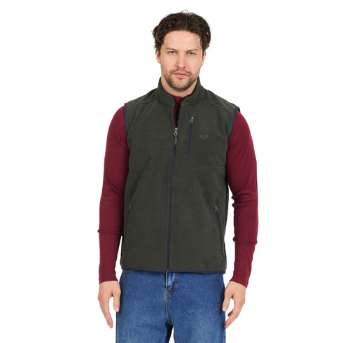 Mann trägt Merino/Polarfleece Weste in Grün.