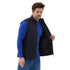 Mann trägt schwarze Outdoor-Weste mit blauem Baselayer darunter.