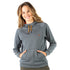 Frau in einem Kapuzenpullover aus 100% Merinowolle in der Farbe Grau