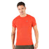 Mann mit orangen Merino Tshirt