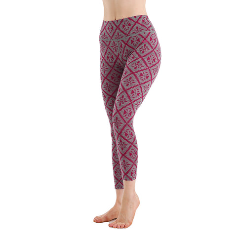 Dame in Pinken Leggings mit Muster aus 100% Merinowolle