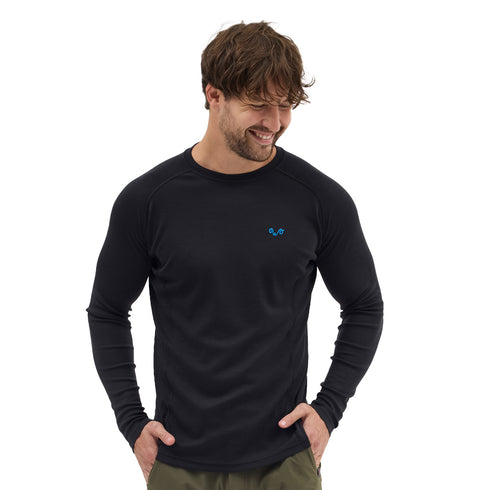 Lächelnder Mann trägt Merino-Langarmshirt in Schwarz.