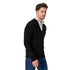 Herr trägt Strickjacke aus 100% Merinowolle