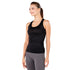 Die Dame lächelt und trägt ein schwarzes Merino-Tanktop in Schwarz
