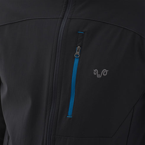 Schwarze Jacke mit Woolona Logo, einer Brustasche mit blauem Reißverschluss.