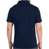 Rücken eines Mannes der ein navy Polshirt aus Merinowolle trägt.