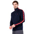 Herr trägt einen dicken Merino-Pullover in Navy-Blau
