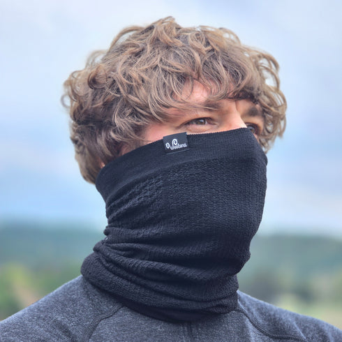 Wanderer trägt Merino Schlauchschal in schwarz