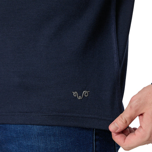 Gesticktes Logo von Woolona auf einem Merino Pullover in Navy.