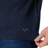Gesticktes Logo von Woolona auf einem Merino Pullover in Navy.
