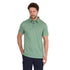 Mann in grünem Poloshirt aus 100% Merinowolle im Pique Style.