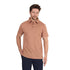 Mann in braunem Poloshirt aus Merino im Pique Style.