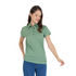 Glückliche Frau in einem Merino Poloshirt in der Farbe grün mit grauem Woolona Logo