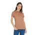 Eine Frau in einem braunen Poloshirt aus Merinowolle im Piuqe Style