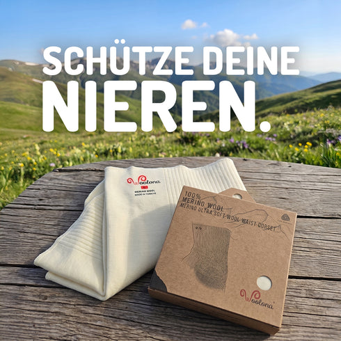 Nierenwärmer aus 100% Merinowolle auf einem Holztisch in der freien Natur.