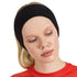 Frau mit einem schwarzen Headband aus Merinowolle und blonden Haaren.