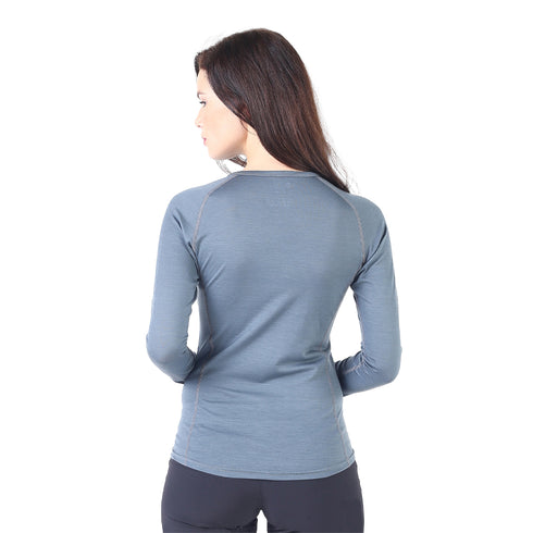 Der Rücken einer Frau welche ein Funktionshirt mit langen Ärmeln trägt