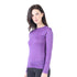 Eine Frau trägt ein Langarmshirt aus Merinowolle in der Farbe Lila