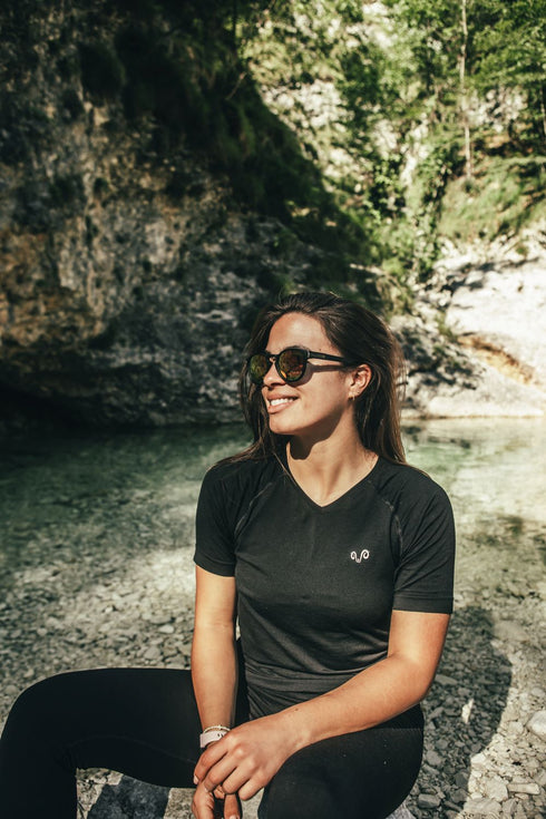Schwarzes Merinoshirt mit V-Ausschnitt Outdoor