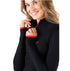 Blonde Frau mit schwarzem Merino Oberteil
